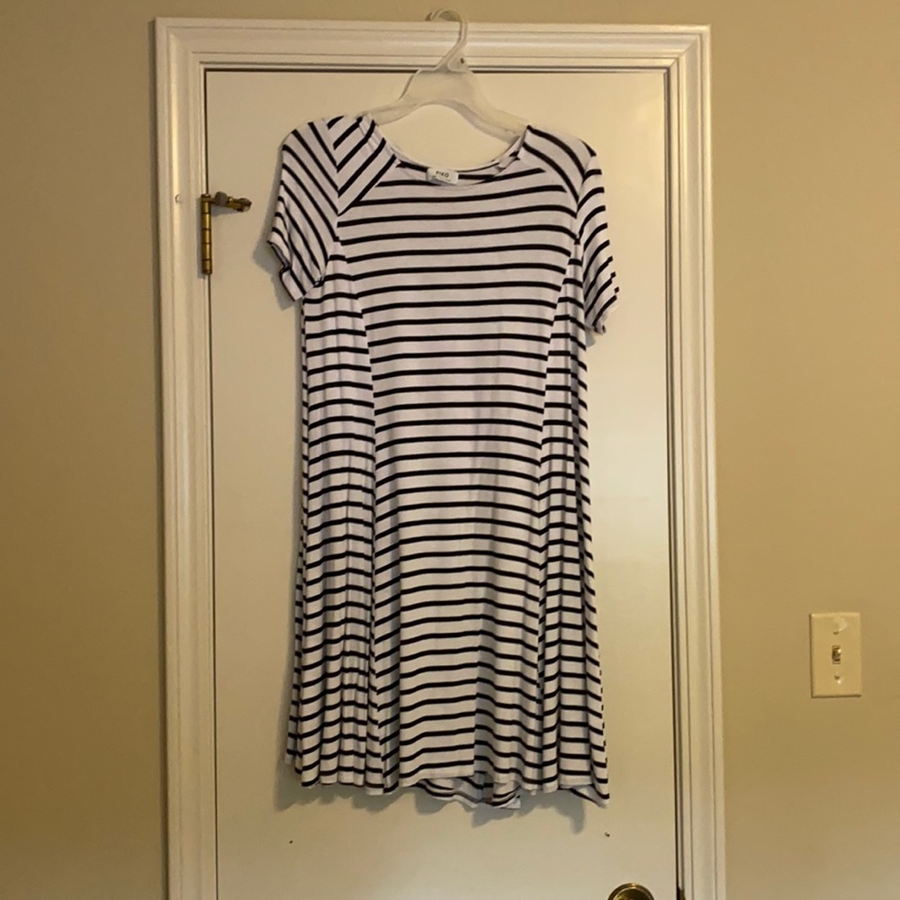 White and black flowy piko dress